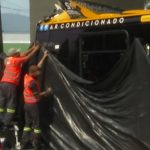 Seus dedos estavam apertados no volante, o corpo imóvel, enquanto bombeiros dos quartéis Central, Benfica e Vila Isabel lutavam por três horas para retirá-lo. (Foto: TV Globo)