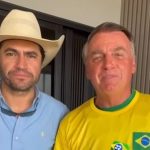 O convite foi compartilhado nas redes sociais do candidato do PL nesta quinta-feira (26), onde Bolsonaro aparece ao lado do influenciador de direita Thiago Gouvea, conhecido por suas imitações de cowboy americano. (Foto: Instagram)