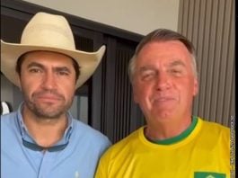 O convite foi compartilhado nas redes sociais do candidato do PL nesta quinta-feira (26), onde Bolsonaro aparece ao lado do influenciador de direita Thiago Gouvea, conhecido por suas imitações de cowboy americano. (Foto: Instagram)