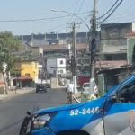 O ataque ocorreu por volta das 4h, quando traficantes de uma facção rival invadiram a rua e abriram fogo. (Foto: TV Globo)