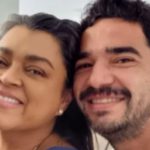 Em um momento de carinho, compartilhado nas redes sociais, o ator foi flagrado beijando o pé da cantora enquanto a elogiava. (Foto: Instagram)