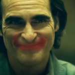 “Coringa: Delírio a Dois” acompanha o retorno de Joaquin Phoenix como Arthur Fleck. (Foto: Warner)