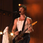 No último domingo (22), o cantor Shawn Mendes levou o público do festival "Rock in Rio" a loucura ao tirar sua camisa durante seu show (Foto: Multishow)