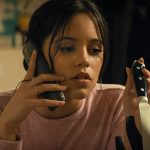 A atriz americana Jenna Ortega completa 22 anos nesta sexta-feira (27). (Foto: Paramount)