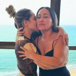 A advogada publicou uma foto emocionada ao lado da mãe, Solange Bezerra, que também foi solta em Pernambuco no mesmo dia. Na legenda, Deolane exaltou a força da matriarca. (Foto: Instagram)