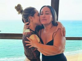 A advogada publicou uma foto emocionada ao lado da mãe, Solange Bezerra, que também foi solta em Pernambuco no mesmo dia. Na legenda, Deolane exaltou a força da matriarca. (Foto: Instagram)