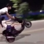 Nas imagens, a mulher dirige a moto em alta velocidade enquanto seu namorado, de pé sobre o veículo, arrisca sua vida. (Foto: Tik Tok)