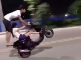 Nas imagens, a mulher dirige a moto em alta velocidade enquanto seu namorado, de pé sobre o veículo, arrisca sua vida. (Foto: Tik Tok)