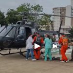 Após estabilizá-la, ela foi transportada por uma aeronave da Polícia Civil, com profissionais do Saer-Fron e Samu/Aeromédico a bordo. (Foto: Instagram)