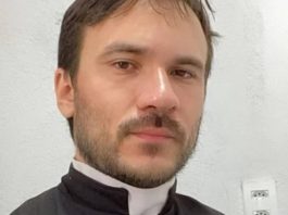 O sacerdote atuava na Paróquia Bom Pastor, na Nova Marabá, e ganhou notoriedade nas redes sociais após um momento divertido durante uma missa transmitida ao vivo em 2020, quando riu ao vivo ao ver uma das cordas do violão do músico se romper. (Foto: Instagram)