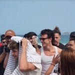 Nesta quinta-feira (19), o cantor Shawn Mendes surpreendeu os fãs que aguardavam na porta de seu hotel, no Rio de Janeiro, ao descer do quarto e interagir com eles (Foto: Instagram)