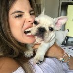 "Cansada. Exausta. Com dor de cabeça. E assim seguimos, pronta pra começar a maratona da madrugada", disse Sthefany Brito (Foto: Instagram)