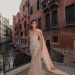 No último domingo (01), a atriz Juliana Paes surpreendeu os internautas ao compartilhar um 'perrengue chique' em Veneza, na Itália, enquanto tentava chegar em um baile beneficente (Foto: Instagram)