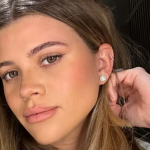 Sofia Richie revelou nas redes sociais que se converteu ao Judaísmo antes de seu casamento em 2023 com Elliot Grainge, que é filho do presidente e CEO do Universal Music Group, Lucian Grainge. (Foto: Instagram)