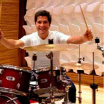 Quem brilha nesse meio é Daniel, que, além de cantar e atuar, toca diversos instrumentos, um deles a bateria. (Foto: Reprodução/Instagram)