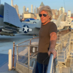 Outras pessoas se aproximam depois que a jovem está a salvo -e Bon Jovi a abraça. Alguns minutos depois, o vídeo da polícia mostra o cantor saindo da ponte com ela. (Foto: Instagram)