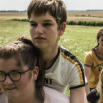 Cem Quilos de Estrelas: Lois tem 16 anos e um grande sonho de se tornar uma astronauta. Fora dos padrões estéticos, decide parar de comer. Quando tudo parece perdido e ela vai parar em uma clínica, ela conhece três garotas super dispostas a enfrentar o espaço com ela. (Foto: Divulgação)