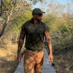 Antes de enveredar no universo da música, Léo Santana trabalhou vendendo frango assado na praia e fazendo coquetéis em bares. (Foto: Reprodução/Instagram)