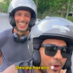 Os dois caras mais galãs do Brasil aqui. Não pira, não, mulh3rada, brincou o motoqueiro em um vídeo publicado pelo galã. (Foto: Reprodução/Instagram)