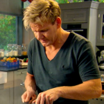 O irmão do famoso chef Gordon Ramsay, Ronald Ronnie Watson Ramsay, lutou contra o vício em heroína e contra a falta de moradia. Em 2007, ele foi preso na Indonésia por crimes com drogas. (Foto: YouTube/Reprodução)