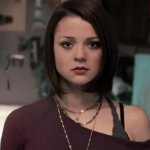 Finding Carter: Finding Carter acompanha uma adolescente que parece ter uma vida perfeita ao lado da mãe solteira amorosa e divertida Lori. No entanto, as coisas viram de cabeça para baixo quando ela descobre que Lori a sequestrou quando ela era apenas uma criança. (Foto: Divulgação)