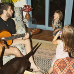 O artista tem vários momentos divertidos em família em que canta e toca violão. (Foto: Reprodução)