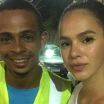 Em 2019, um mototaxista no Carnaval de Salvador, seguia sua rotina normal de trabalho no Morro do Gato quando Bruna Marquezine surgiu buscando informações sobre o serviço de transporte. (Foto: Instagram)