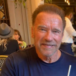 Enquanto passava férias com a família no Havaí, em 2004, o então governador da Califórnia, Arnold Schwarzenegger, resgatou um homem de um afogamento. (Foto: Instagram)