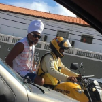 Em 2019, o cantor Carlinhos Brown pegou um mototaxi para fugir do engarrafamento, na região do bairro Amaralina. (Foto: Reprodução)