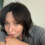 Shannen Doherty, nascida em 12 de abril de 1971, ficou conhecida por interpretar Brenda Walshe na série Barrados do Baile, nos anos 1990. A atriz, que morreu em 13 de julho de 2024, passou por altos e baixos desde 2015, quando foi diagnosticada com câncer de m4ma no estágio quatro. (Foto: Instagram)