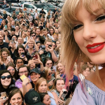 Com uma turnê mundial recorde e um patrimônio líquido de US$ 1,1 bilhão, Taylor Swift é uma das artistas mais bem-sucedidas e influentes de sua geração. (Foto: Reprodução/Pinterest)