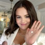 Além de seu sucesso na Rare Beauty, Selena Gomez é uma das figuras mais seguidas no Instagram, com 424 milhões de seguidores. Ao lado de Cristiano Ronaldo e Lionel Messi, Selena utiliza sua influência digital para impulsionar ainda mais suas iniciativas empresariais. (Foto: Reprodução/Instagram)