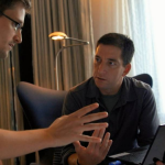 Citizenfour: Depois de receber emails com mensagens criptografadas sobre o programa de vigilância ilegal da NSA, a cineasta Laura Poitras e o repórter Glenn Greewald vão a Hong Kong conhecer o remetente: Edward Snowden. (Foto: Divulgação)