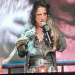 O astro do rock Alice Cooper, famoso por sua personalidade de rock bizarra, era dono de uma jiboia chamada Julius Squeezer. (Foto: Reprodução)