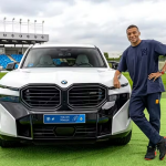 O francês Kylian Mbappé ganhou, na última quinta-feira (26/09/2024), mais um luxuoso carro para a sua coleção, uma BMW I7. (Foto: Instagram)