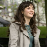 Filha de pai quaker (protestante) e mãe católica, Zooey Deschanel se converteu ao Judaísmo na idade adulta. (Foto: Divulgação)