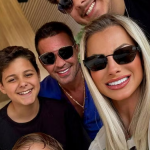 O cantor publicou fotos com a amada, Maria Eduarda, sua filha de 18 anos, e os enteados, Theo, Luiz Henrique e Pedro. Na legenda, fez uma longa declaração para Mariana, que é sua esposa desde abril de 2023. (Foto: Instagram)