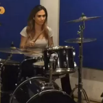 A esposa de Rafael Vitti já apareceu tocando a batera várias vezes, inclusive na Globo. (Foto: Reprodução/Instagram)