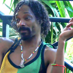 Em 2013, Snoop Dogg lançou o 10º álbum, Reincarnated, o qual encarnou a persona de Snoop Lion, um músico rastafari. (Foto: Reprodução/YouTube)