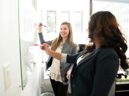 A diferença salarial entre homens e mulheres cresceu desde o começo do ano. (Foto: Pexels)