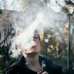 Quadros depressivos, sentimento de solidão e estresse podem ser gatilhos para o uso de cigarros eletrônicos entre adolescentes. (Foto: Pexels)