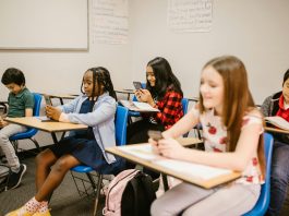 O Ministério da Educação (MEC) está finalizando os preparativos para divulgar, em outubro, um projeto de lei com o objetivo de proibir o uso de celulares em escolas públicas e privadas do Brasil. (Foto: Pexels)