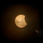 Nesta terça (17), espectadores de todo o país poderão observar um eclipse parcial da Lua. (Foto: Pexels)