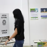 Segundo Alberto Rollo, "o eleitor pode votar apresentando apenas um documento oficial com foto, como RG, Carteira Nacional de Habilitação (CNH), carteira de trabalho ou passaporte." (Foto: Agência Brasil)