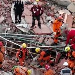 Equipes de bombeiros, polícia e saúde estão trabalhando na remoção de escombros para prosseguir com as operações de busca e resgate. (Foto: Youtube)