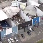 "Ele caiu na hora, e não podíamos tocá-lo ou fazer qualquer coisa, porque o fio ainda estava energizado", acrescentou Marina. (Foto: TV Globo)