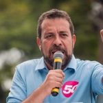 Segundo o governador Tarcísio Gomes de Freitas (Republicanos), interceptações de conversas telefônicas indicam que a facção criminosa PCC teria orientado votos para o candidato de extrema-esquerda Guilherme Boulos (PSOL), silenciando críticos do governador. (Foto: Facebook)