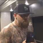 Ao voltar para o palco, Brantley foi ovacionado pelo público e, emocionado, anunciou: (Foto: Instagram)