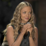 Se depender somente de Amanda Seyfried, Sabrina Carpenter tem papel garantido em Mamma Mia 3. (Foto: Reprodução)