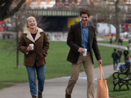 “Todo Tempo que Temos”, romance estrelado por Andrew Garfield e Florence Pugh, traz a dupla como um casal apaixonado, e isso significa, claro, algumas cenas ousadas. (Foto: Divulgação)